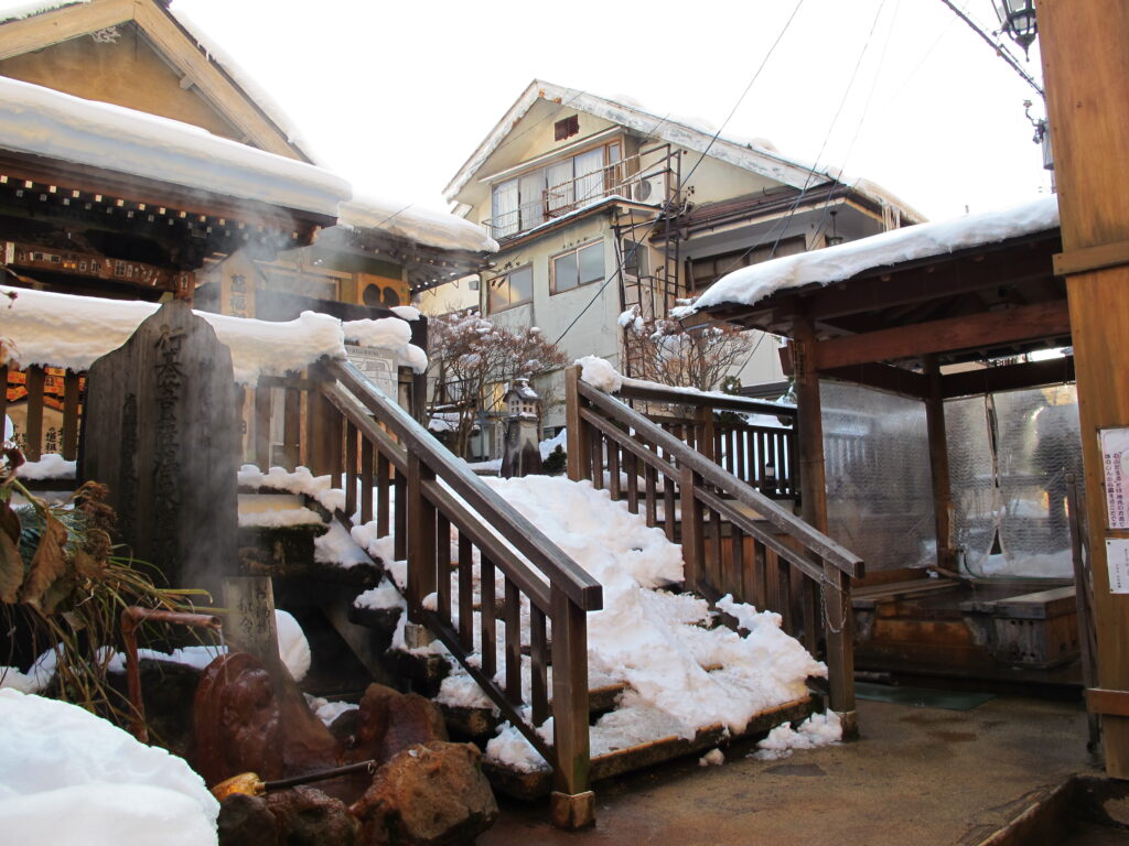 A snowy image of the foot bath onsen in Shibu Onsen